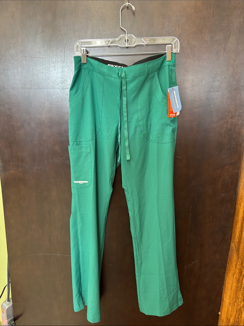 New with tags Skechers Emerald Green Utility Scrub Pants with Cargo Pocket